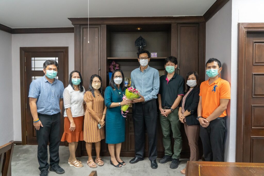 มอบช่อดอกไม้