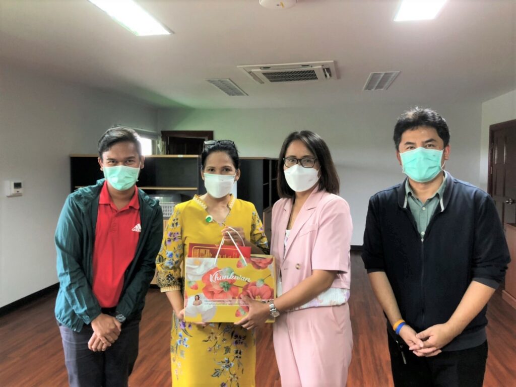 ศบศ. มอบกระเช้าแสดงความยินดี