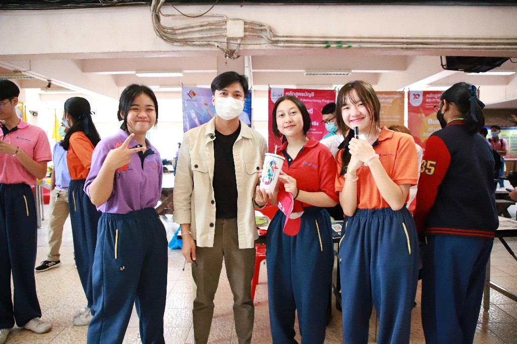 ออกบูธ ประชาสัมพันธ์รับสมัคร นักศึกษา