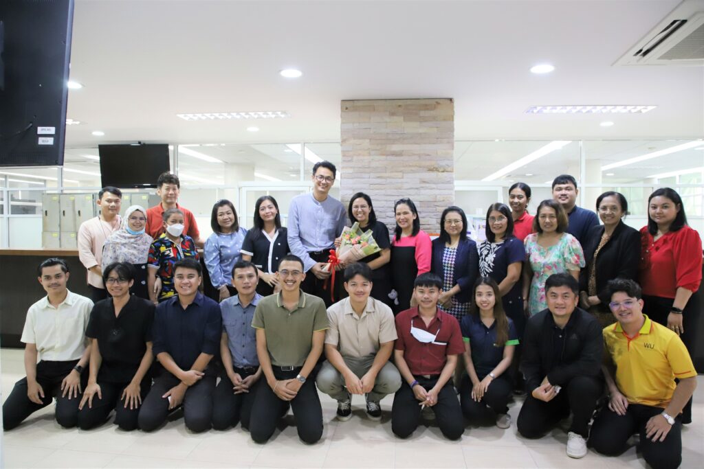 มอบช่อดอกไม้แสดงความยินดี