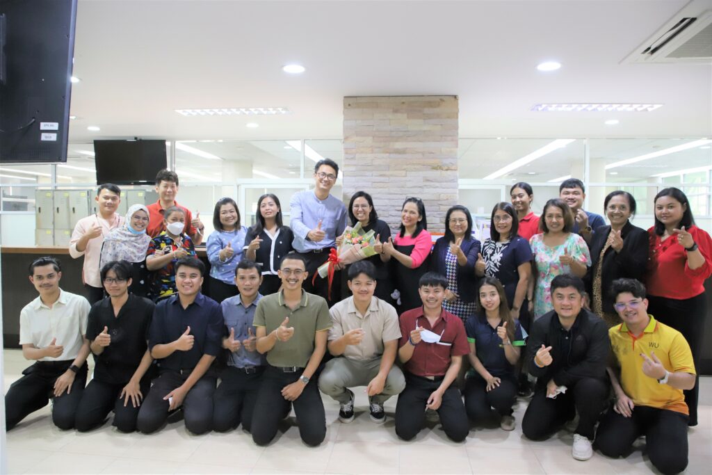 มอบช่อดอกไม้แสดงความยินดี