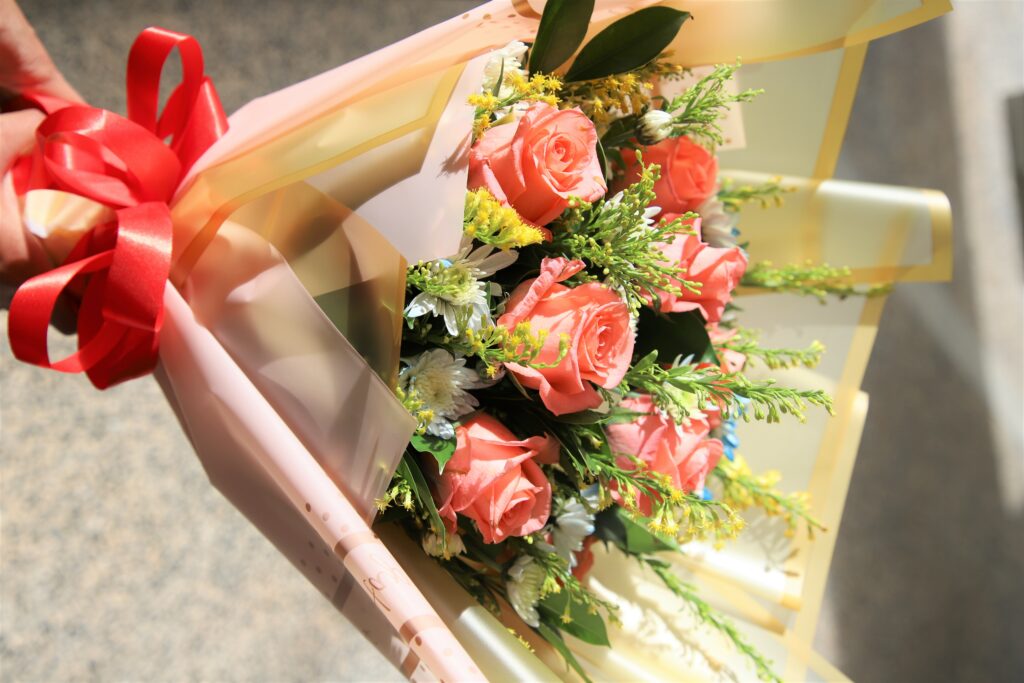 มอบช่อดอกไม้แสดงความยินดี