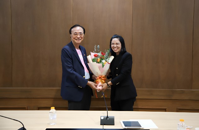 รับช่อดอกไม้