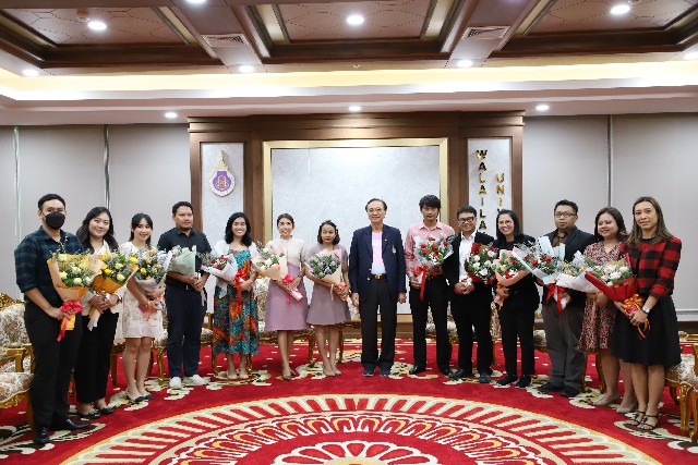 รับช่อดอกไม้