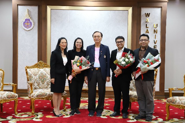 รับช่อดอกไม้