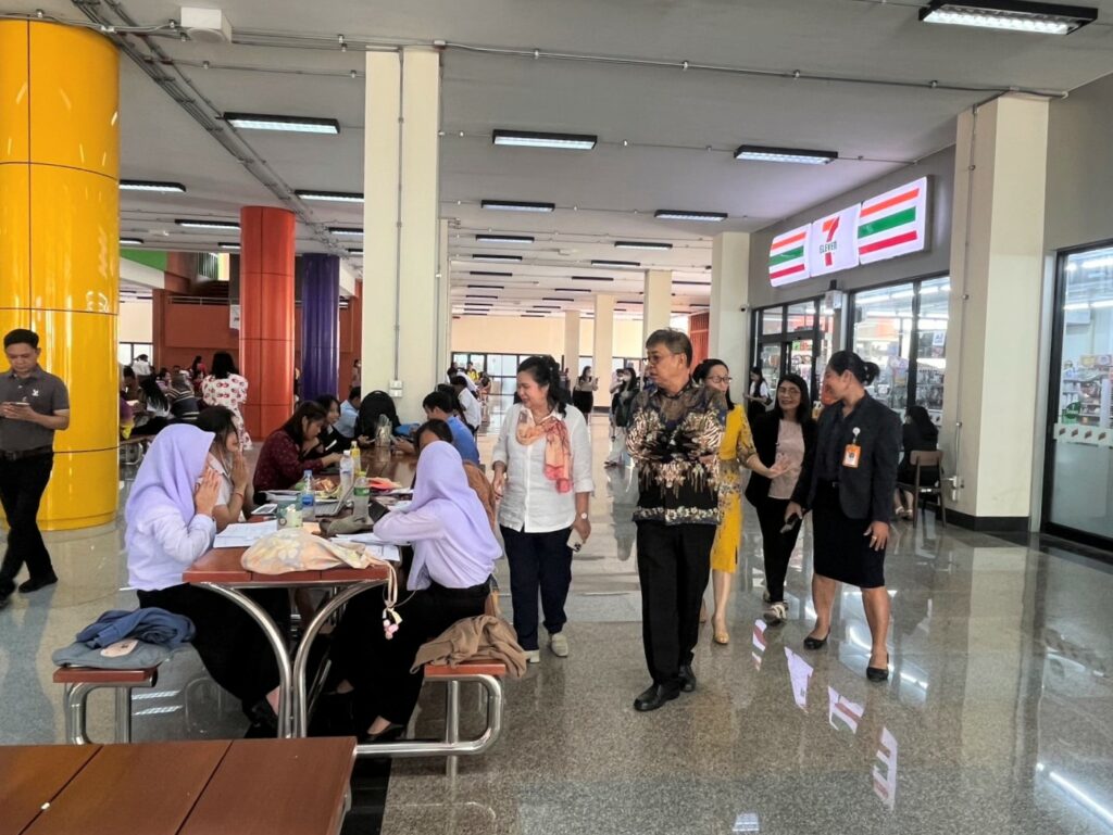 รองเลขาธิการคุรุสภา ตรวจเยี่ยมสนามสอบมหาวิทยาลัยวลัยลักษณ์ ในการทดสอบสมรรถนะทางวิชาชีพครู ระบบกระดาษและระบบอิเล็กทรอนิกส์ ครั้งที่ 1 ประจำปี พ.ศ. 2567