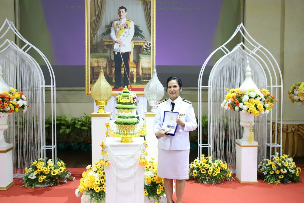 ผู้อำนวยการศูนย์บริการการศึกษา เข้าเครื่องราชอิสริยาภรณ์ ชั้นทวิติยาภรณ์มงกุฎไทย