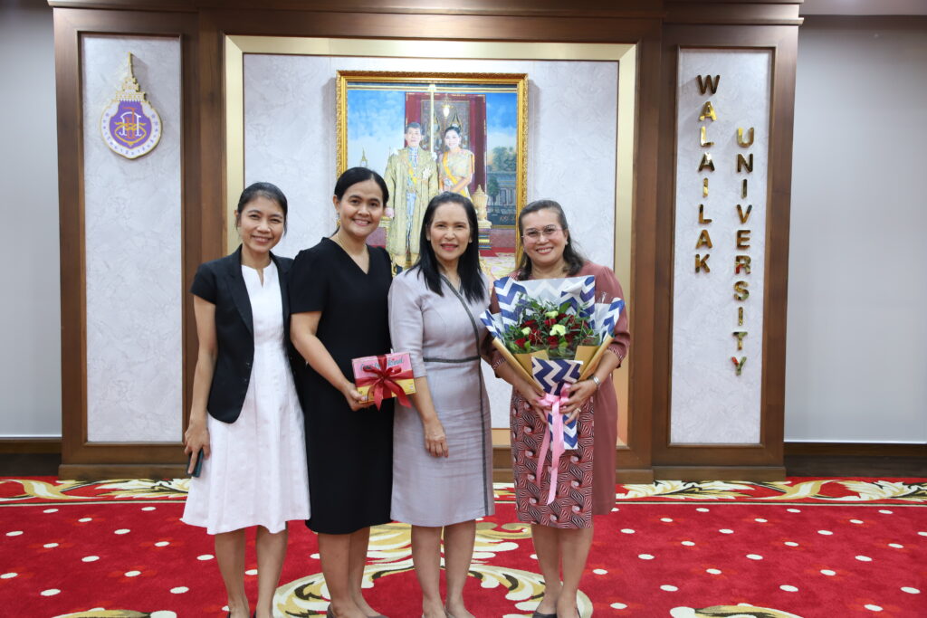 หลักสูตรพยาบาล ม.วลัยลักษณ์ รับช่อดอกไม้หลักสูตรที่มียอดผู้สมัครมากที่สุดในปีการศึกษา 2567