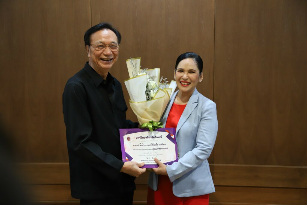 ผู้อำนวยการ ศบศ. เข้ารับช่อดอกไม้