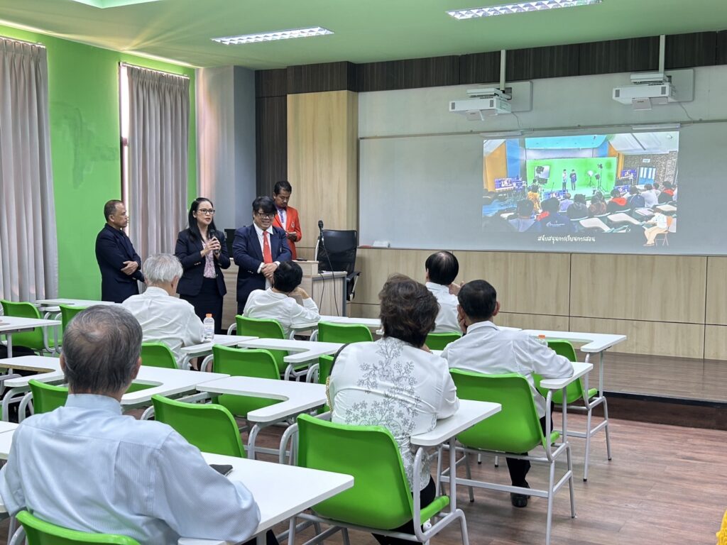 เยี่ยมชมห้องเรียนอัจฉริยะ (Smart Classroom) ณ อาคารเรียนรวม 6