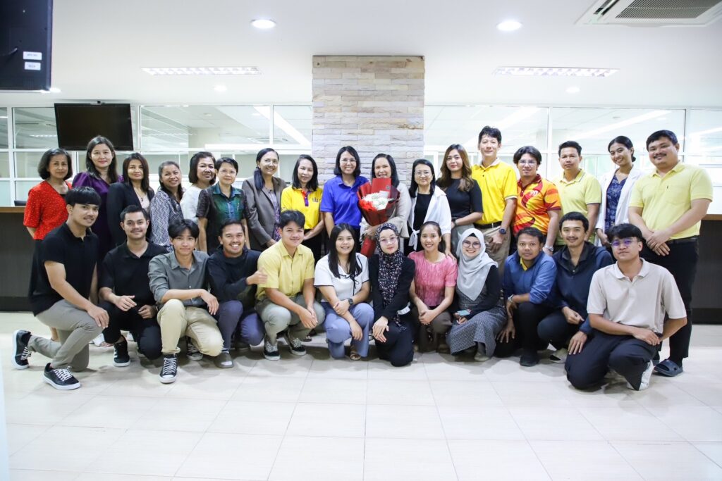 มอบช่อดอกไม้แสดงความยินดีกับ ผู้ช่วยศาสตราจารย์ ดร. นีรนาท แก้วประเสริฐระฆังทอง